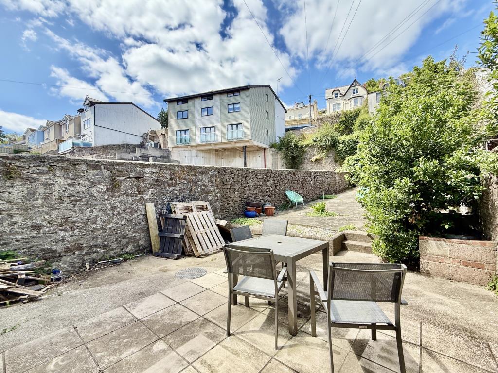 Lot: 23 - RESIDENTIAL INVESTMENT COMPRISING THREE FLATS - Garden
